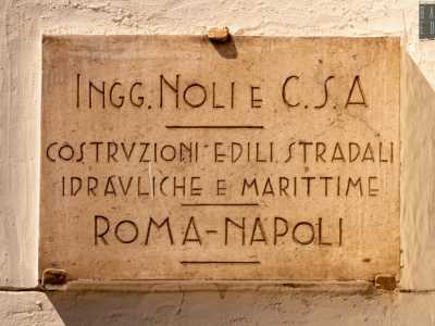 ...(cos� come riportato su una targa accanto a uno dei due ingressi), la cui omonima ditta di costruzioni aveva sede a Roma e Napoli